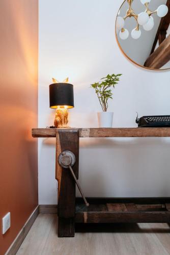 a table with a lamp on top of it at Le Chat Léon in Chalon-sur-Saône