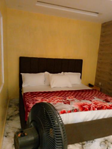 Postel nebo postele na pokoji v ubytování Protocol Court and Suites