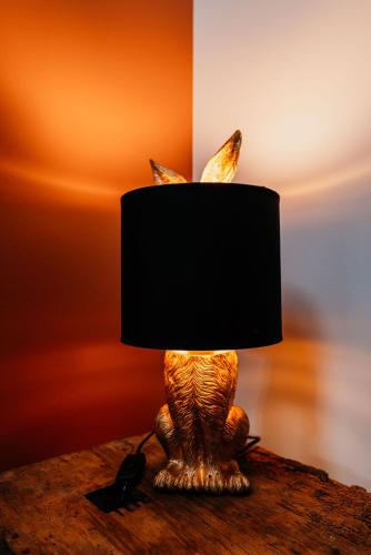 a lamp sitting on a table in a room at Le Chat Léon in Chalon-sur-Saône