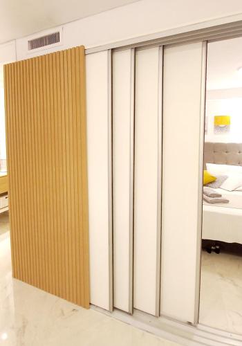 a sliding door in a room with a bed at Dpto Temporario Córdoba, ubicación ideal in Cordoba
