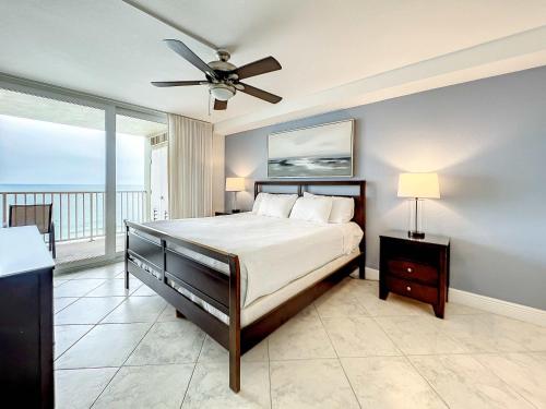 クリアウォーター・ビーチにあるOceanfront Condo Sleeps 6 Walk To Beach Poolのベッドと天井扇風機のある寝室