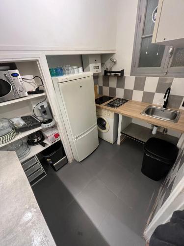 une petite cuisine avec un évier et un comptoir dans l'établissement Chez Bedros, à Marseille