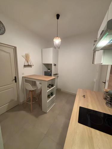 - une cuisine avec un bureau et une table dans une chambre dans l'établissement Cosy Apartment in Cannes, à Cannes