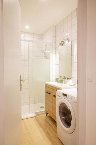 une salle de bain avec une machine à laver et un lavabo dans l'établissement Le Mirat - Private & Balcon, à Albertville