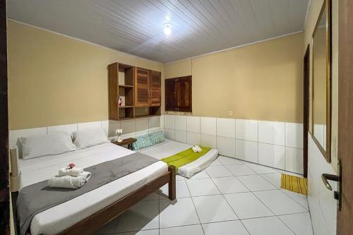 una camera da letto con un letto grande in una stanza di Casa de Praia em Milagres com Ar Condicionado a São Miguel dos Milagres
