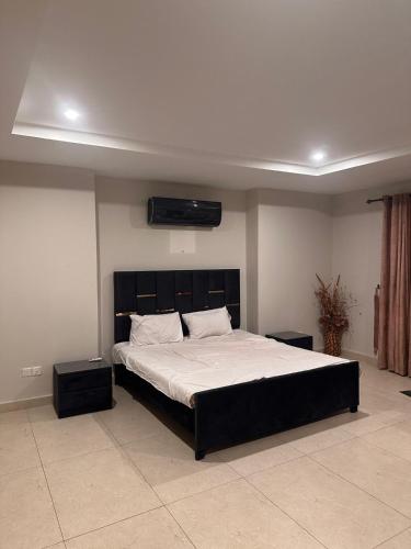 Postel nebo postele na pokoji v ubytování Modern 2BHK Bahria Ph 7 Family Friendly