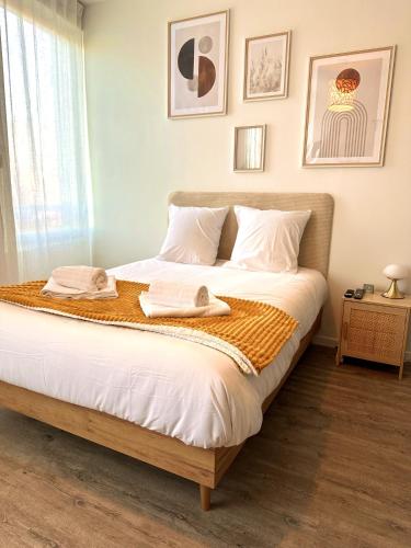 une chambre avec un lit avec deux serviettes dessus dans l'établissement La Comédie Reims, à Reims