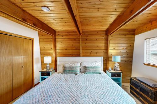 Cama o camas de una habitación en Hallie Hideaway (MCA #329)
