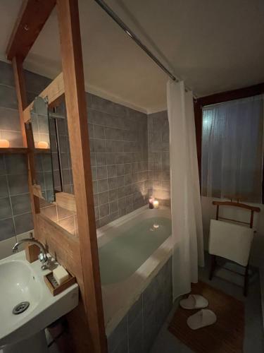 une salle de bain avec une baignoire et un lavabo dans l'établissement La Petite Prairie, à Amirat
