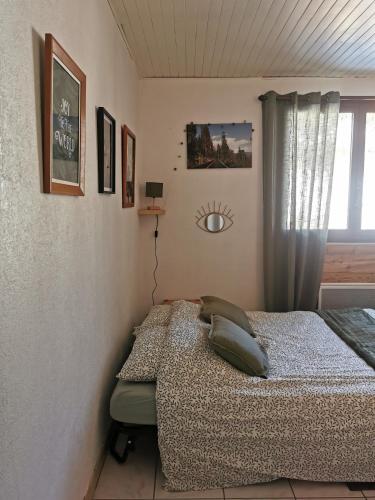 une chambre avec un lit et une fenêtre dans l'établissement Cocon ski aux pieds et jolie vue, à La Salle Les Alpes