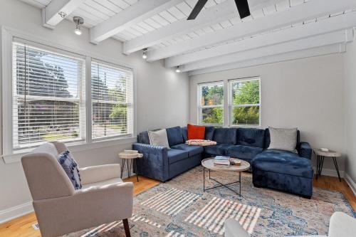 Χώρος καθιστικού στο GATHERING HOUSE IN HISTORIC OAKWOOD