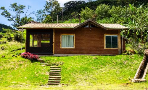 Taman di luar Chalé Jequitiba, hidro, lareira, natureza, Sul de Minas