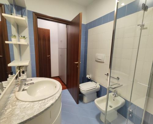 une salle de bains avec lavabo et toilettes dans l'établissement Jasmine Golf & Malpensa, studio in Robinie club, à Solbiate Olona