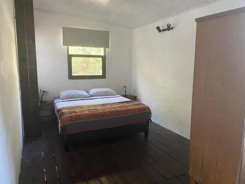 una camera da letto con un letto e una finestra di El Altillo a La Pedrera