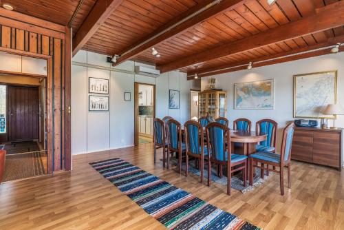a dining room with a table and chairs at Villa Kommodor in Lumparland