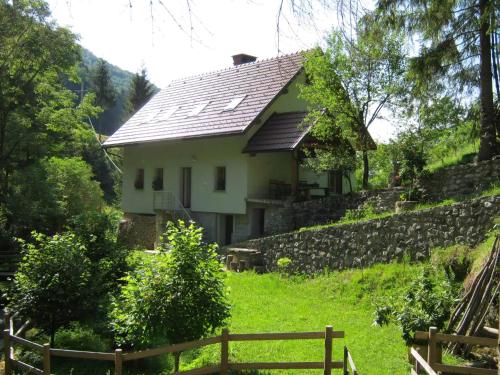 ein Haus auf einem Hügel mit einem Zaun davor in der Unterkunft Ferienhaus für 8 Personen ca 189 m in Dolenja Trebuša, Küstenland Slowenien in Dolenja Trebuša