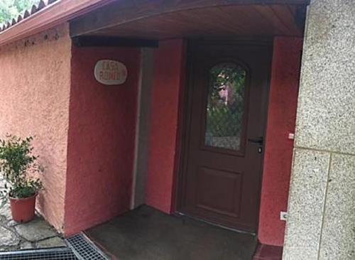 a entrance to a house with a brown door at Casa Romeo Für 4 Personen in Brion