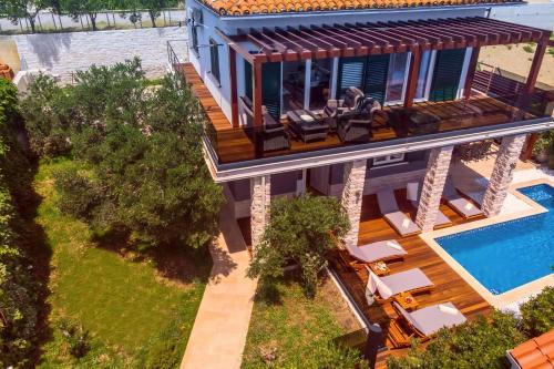 Bazén v ubytování Haus In Stanići Mit Grünem Garten nebo v jeho okolí