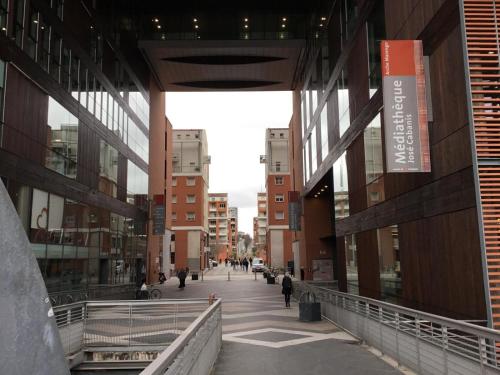 a view of a street in a city with buildings at Toulouse Marengo-Gare Matabiau - Médiathèque-Allées Jean Jaurès proche ligne B Parking privé sécurisé gratuitprivé in Toulouse