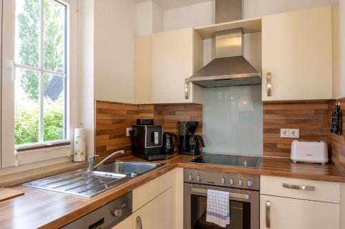Η κουζίνα ή μικρή κουζίνα στο Reethaus Elster Mit Whirlpool Und Sauna
