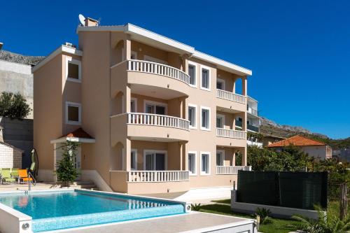 Appartement In Dugi Rat Mit Großer Terrasse