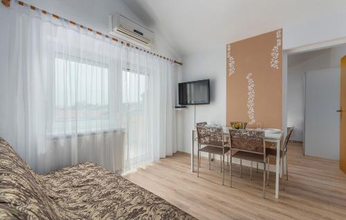 Μια τηλεόραση ή/και κέντρο ψυχαγωγίας στο Gemütliches Appartement In Funtana Mit Grill