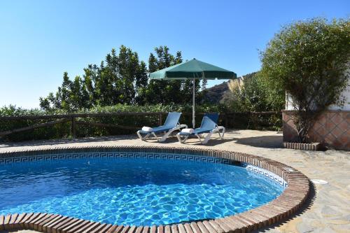 Bazén v ubytovaní Finca Higueron Mit Privatem Pool alebo v jeho blízkosti