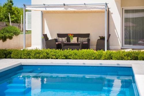 a swimming pool in the backyard of a house at Ferienhaus In Dugopolje Mit Beheiztem Pool in Dugopolje