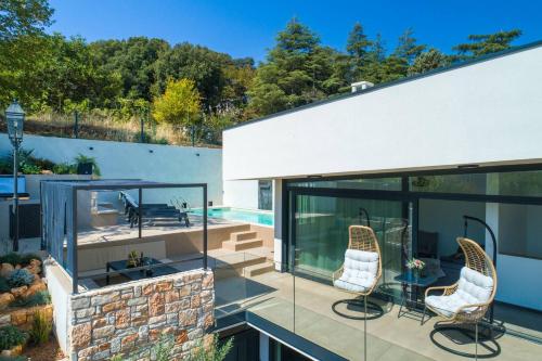 Balkón nebo terasa v ubytování Ferienhaus In Vintijan Mit Privatem Pool