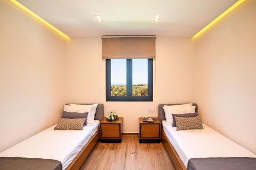 Ένα ή περισσότερα κρεβάτια σε δωμάτιο στο Haus In Kavallos Mit Privatem Pool Und Panoramablick