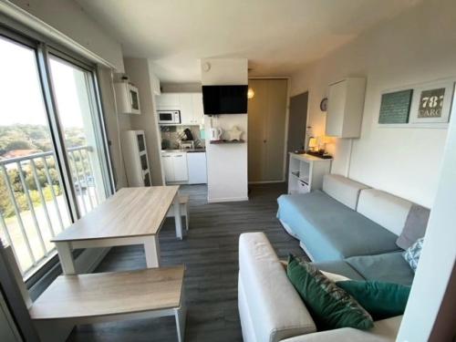 un salon avec un canapé et une table dans l'établissement Résidence Marine - 098 - Moment de détente dans ce charmant appartement MAE-4451, à Soulac-sur-Mer