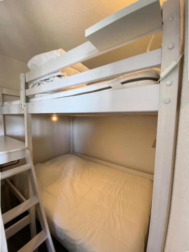 une chambre avec deux lits superposés et une échelle dans l'établissement Résidence Marine - 098 - Moment de détente dans ce charmant appartement MAE-4451, à Soulac-sur-Mer