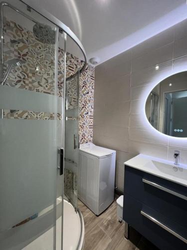 une salle de bain avec une douche, des toilettes et un lavabo dans l'établissement Résidence Domaine Des Sables - 015 - Vivez en pleine nature à deux pas de l'Océan MAE-4511, à Soulac-sur-Mer