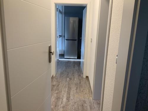 a hallway with a door leading to a refrigerator at Appartement In Nordhausen Mit Terrasse, Garten Und Grill in Nordhausen
