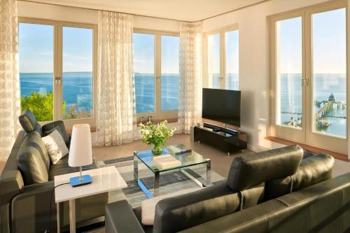 a living room with a couch and a television at Meerblick Spa in Ostseebad Sellin