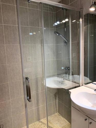 une salle de bain avec douche et lavabo dans l'établissement Résidence Héliovillage - Villa 3 pers. T2 Cap d'Agde MAE-2864, au Cap d'Agde