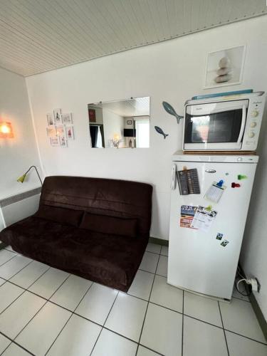 Il comprend une cuisine équipée d'un four micro-ondes et d'un réfrigérateur. dans l'établissement Résidence Marcellus - 091 - Bel appartement en centre ville avec piscine collective MAE-4391, à Soulac-sur-Mer