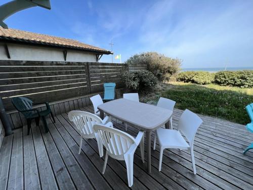 Photo de la galerie de l'établissement Résidence Le Clos Des Baïnes - 067- Agréable appartement en duplex avec vue sur l'océan MAE-4411, à Soulac-sur-Mer