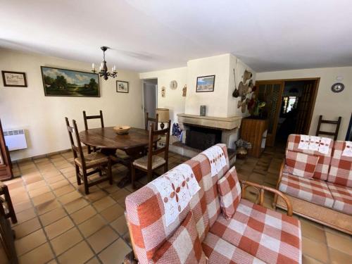 un salon avec une table et une salle à manger dans l'établissement Résidence La Grande Combe - 101 - Jolie villa familiale dans quartier calme et résidentiel MAE-4461, à Soulac-sur-Mer