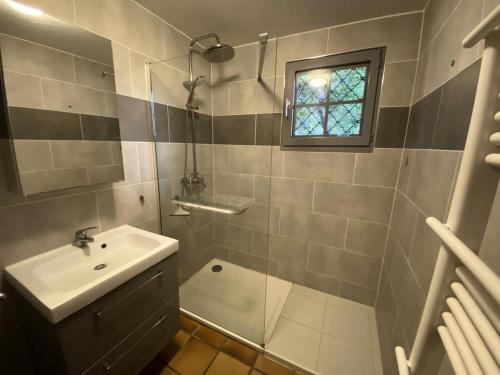 a bathroom with a sink and a shower at Résidence La Grande Combe - 101 - Jolie villa familiale dans quartier calme et résidentiel MAE-4461 in Soulac-sur-Mer
