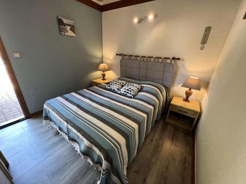 - une chambre avec un lit et deux lampes sur les tables dans l'établissement Résidence Hameau De L'amélie - 051 - Agréable maisonnette au Hameau de l'Amélie MAE-8851, à Soulac-sur-Mer