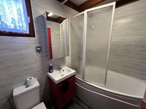une salle de bain avec une douche, des toilettes et un lavabo dans l'établissement Résidence Hameau De L'amélie - 051 - Agréable maisonnette au Hameau de l'Amélie MAE-8851, à Soulac-sur-Mer