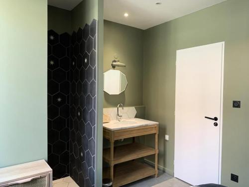 une salle de bain avec un lavabo et un miroir dans l'établissement Résidence 023-soulac Sur Mer - 023 - Magnifique villa en duplex avec piscine en plein cœur de la station de Soulac/mer MAE-6041, à Soulac-sur-Mer