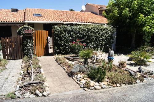 Κήπος έξω από το Résidence Hameau De L'amélie - 053 - Jolie maisonnette classée 3 au Hameau de l'Amélie MAE-6091