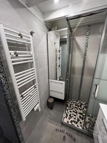 La salle de bains est pourvue d'une douche à l'italienne. dans l'établissement Résidence Hameau De L'amélie - 053 - Jolie maisonnette classée 3 au Hameau de l'Amélie MAE-6091, à Soulac-sur-Mer