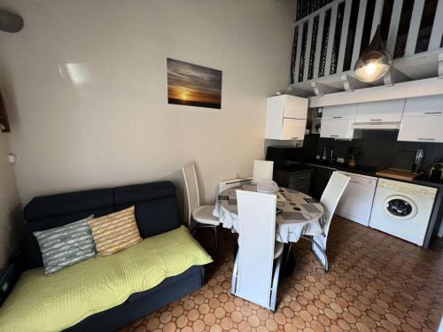 Η κουζίνα ή μικρή κουζίνα στο Résidence Hameau De L'amélie - 053 - Jolie maisonnette classée 3 au Hameau de l'Amélie MAE-6091