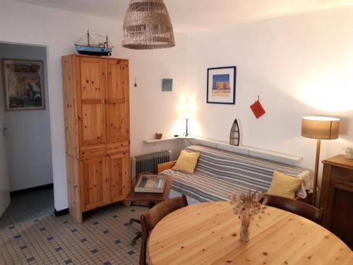 une chambre avec un lit et une table en bois dans l'établissement Résidence 062-soulac Sur Mer - 062 - Maison au calme proche des plages et des commerces MAE-6101, à Soulac-sur-Mer