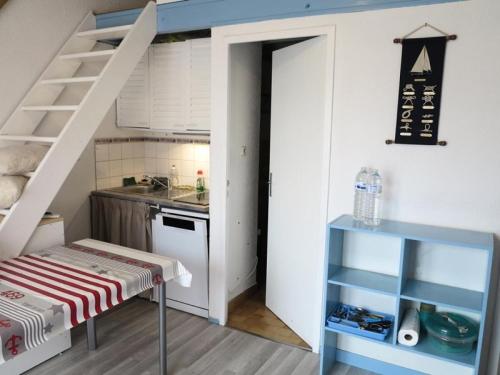 Η κουζίνα ή μικρή κουζίνα στο Résidence Hameau De L'amélie - 003 - Jolie maisonnette au Hameau de l'Amélie MAE-6131