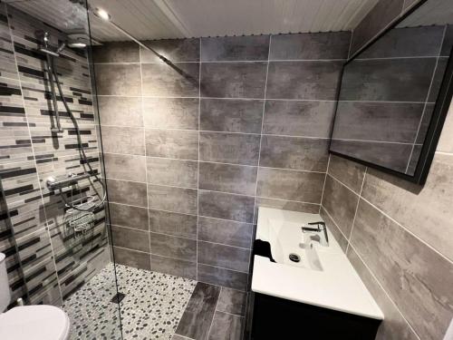 Ένα μπάνιο στο Résidence Hameau De L'amélie - 003 - Jolie maisonnette au Hameau de l'Amélie MAE-6131