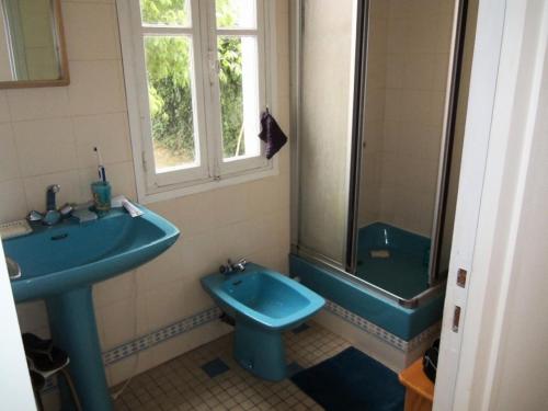 une salle de bain avec un lavabo bleu et une douche dans l'établissement Résidence 092-soulac Sur Mer - 092 - Villa Soulacaise avec dépendance à 250m du centre et du marché MAE-9421, à Soulac-sur-Mer